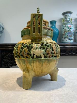 A Chinese sancai-glazed reticulated double-walled tripod censer and cover, Ming — photo 5