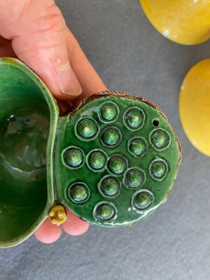 A Chinese sancai-glazed water dropper and a pair of yellow-glazed anhua 'dragon' bowls, Xianfeng mark, Kangxi and later — photo 4