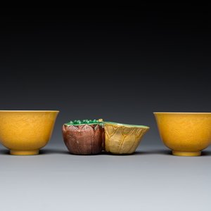 A Chinese sancai-glazed water dropper and a pair of yellow-glazed anhua 'dragon' bowls, Xianfeng mark, Kangxi and later — photo 2