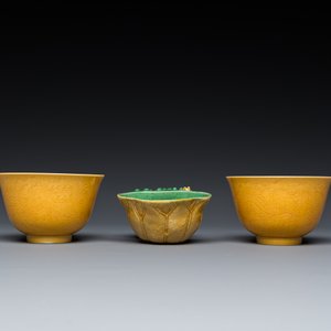 A Chinese sancai-glazed water dropper and a pair of yellow-glazed anhua 'dragon' bowls, Xianfeng mark, Kangxi and later — photo 3