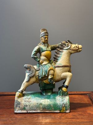 A Chinese sancai roof tile in the shape of a warrior on horseback, Ming — 照片 1