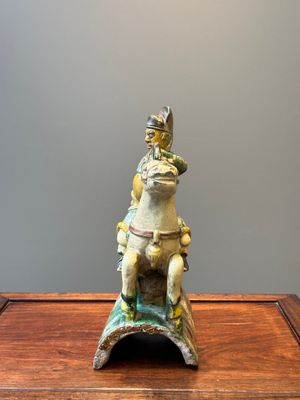 A Chinese sancai roof tile in the shape of a warrior on horseback, Ming — 照片 2