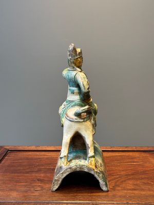 A Chinese sancai roof tile in the shape of a warrior on horseback, Ming — 照片 4