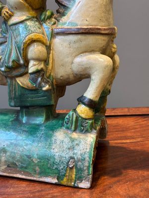 A Chinese sancai roof tile in the shape of a warrior on horseback, Ming — 照片 7