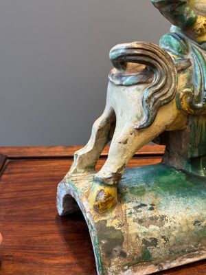 A Chinese sancai roof tile in the shape of a warrior on horseback, Ming — 照片 8
