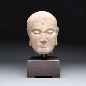 A Chinese sandstone head of a Luohan, early Qing — 照片 1