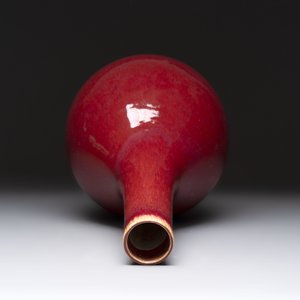 A Chinese sang-de-boeuf bottle vase, 19/20th C. — foto 2
