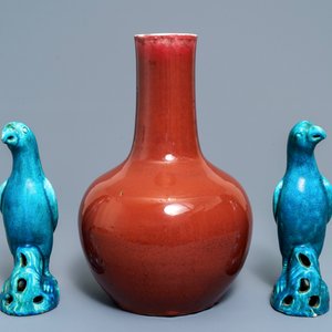 A Chinese sang de boeuf bottle vase and a pair of turquoise-glazed parrots, 19/20th C. — photo 2