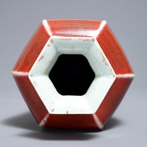 A Chinese sang-de-boeuf-glazed hexagonal meiping vase, 19th C. — 照片 5