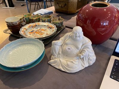 A Chinese sang-de-boeuf-glazed jar, a blanc de Chine Buddha and two plates, 19th C. — 照片 1