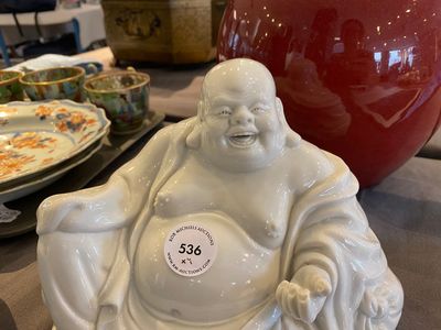 A Chinese sang-de-boeuf-glazed jar, a blanc de Chine Buddha and two plates, 19th C. — 照片 2