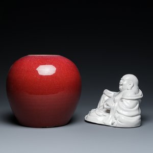 A Chinese sang-de-boeuf-glazed jar, a blanc de Chine Buddha and two plates, 19th C. — 照片 5