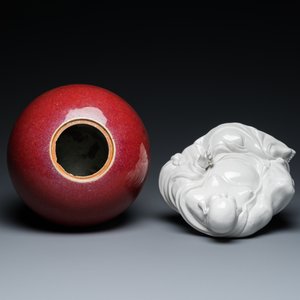 A Chinese sang-de-boeuf-glazed jar, a blanc de Chine Buddha and two plates, 19th C. — 照片 8