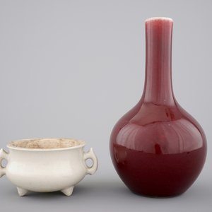 A Chinese sang de boeuf vase, 18/19th C. and a blanc de Chine censer, 18th C. — photo 1