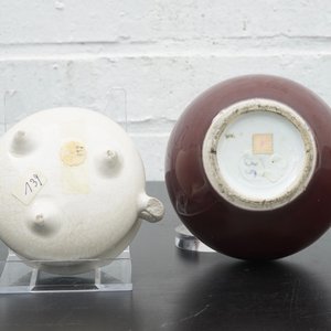 A Chinese sang de boeuf vase, 18/19th C. and a blanc de Chine censer, 18th C. — photo 11