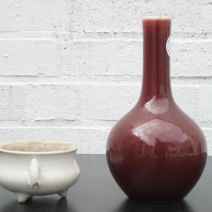 A Chinese sang de boeuf vase, 18/19th C. and a blanc de Chine censer, 18th C. — photo 13