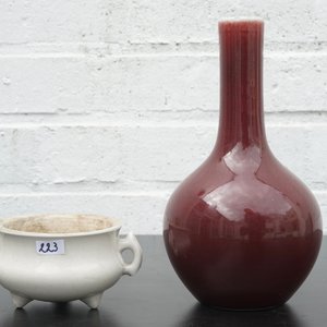 A Chinese sang de boeuf vase, 18/19th C. and a blanc de Chine censer, 18th C. — photo 14