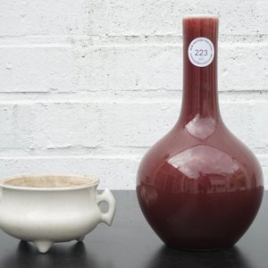 A Chinese sang de boeuf vase, 18/19th C. and a blanc de Chine censer, 18th C. — photo 16
