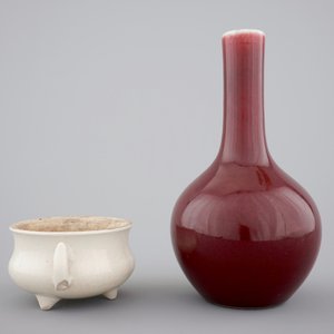 A Chinese sang de boeuf vase, 18/19th C. and a blanc de Chine censer, 18th C. — photo 2