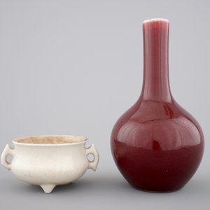 A Chinese sang de boeuf vase, 18/19th C. and a blanc de Chine censer, 18th C. — photo 3