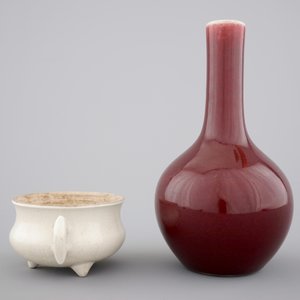 A Chinese sang de boeuf vase, 18/19th C. and a blanc de Chine censer, 18th C. — photo 4