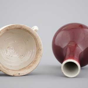 A Chinese sang de boeuf vase, 18/19th C. and a blanc de Chine censer, 18th C. — photo 5