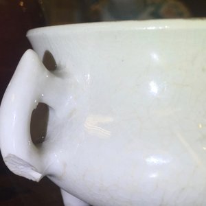 A Chinese sang de boeuf vase, 18/19th C. and a blanc de Chine censer, 18th C. — photo 8