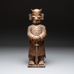 A Chinese Sanxingdui-style marble sculpture of a warrior, 20th C. — photo 1