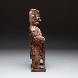 A Chinese Sanxingdui-style marble sculpture of a warrior, 20th C. — photo 3