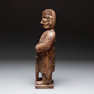 A Chinese Sanxingdui-style marble sculpture of a warrior, 20th C. — photo 7