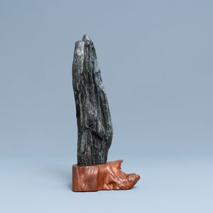 A Chinese scholar's dream stone on wooden stand, 19th C. — 照片 2