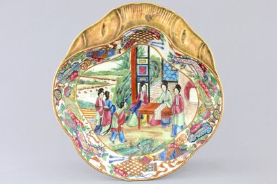 A Chinese shell-shaped Canton gilt and famille rose porcelain plate, mid-19th C.