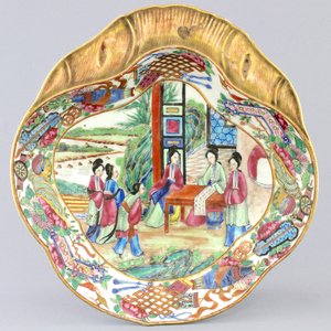 A Chinese shell-shaped Canton gilt and famille rose porcelain plate, mid-19th C. — foto 1