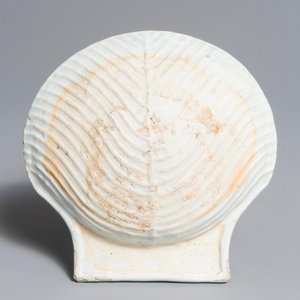 A Chinese shell-shaped famille verte dish, Kangxi — photo 2