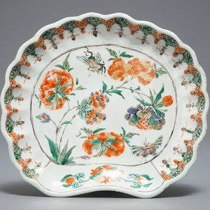 A Chinese shell-shaped famille verte dish, Kangxi — photo 1
