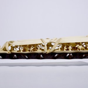 A Chinese shell-shaped ivory group on wooden stand, early 20th C. — 照片 1