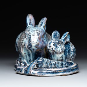 A Chinese Shiwan flambé group of two rabbits, Cao Wenxuan 曹文選 and Jing De Zhen Zhi 景德鎮制 seal marks, 1st half 20th C. — photo 2