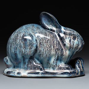 A Chinese Shiwan flambé group of two rabbits, Cao Wenxuan 曹文選 and Jing De Zhen Zhi 景德鎮制 seal marks, 1st half 20th C. — photo 3