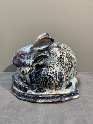 A Chinese Shiwan flambé 'Rabbits' group, Cao Wenxuan 曹文選 and Jing De Zhen Zhi 景德鎮制 seal marks, 1st half 20th C. — photo 2