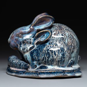 A Chinese Shiwan flambé 'Rabbits' group, Cao Wenxuan 曹文選 and Jing De Zhen Zhi 景德鎮制 seal marks, 1st half 20th C. — photo 5