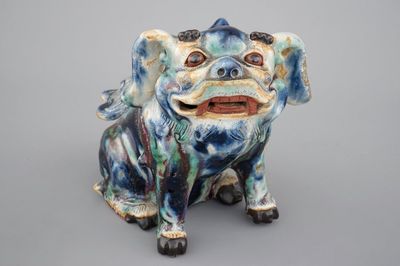 Un chien en grès de Shiwan, Chine, 19/20ème