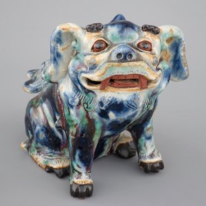 Een Chinese Shiwan aardewerken foo hond, 19/20e eeuw — foto 1