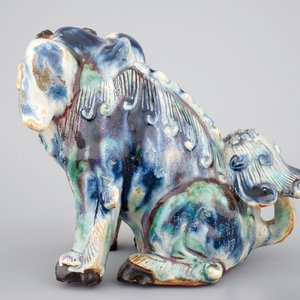 Een Chinese Shiwan aardewerken foo hond, 19/20e eeuw — foto 3
