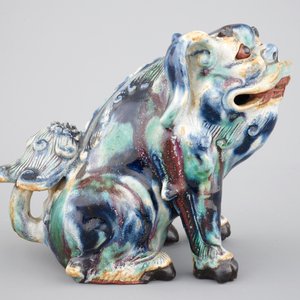 Een Chinese Shiwan aardewerken foo hond, 19/20e eeuw — foto 5