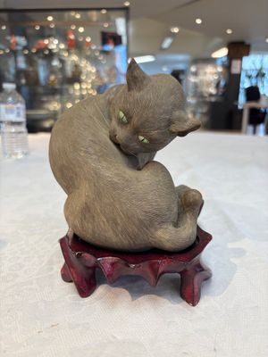 A Chinese Shiwan stoneware cat on a wooden stand, 20th C. — 照片 1