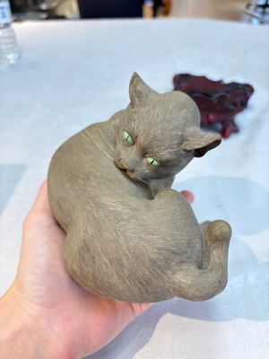 A Chinese Shiwan stoneware cat on a wooden stand, 20th C. — 照片 2