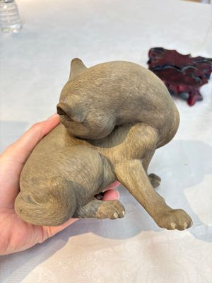 A Chinese Shiwan stoneware cat on a wooden stand, 20th C. — 照片 3