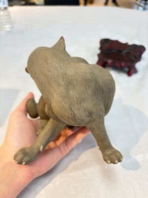 A Chinese Shiwan stoneware cat on a wooden stand, 20th C. — 照片 4