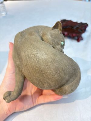 A Chinese Shiwan stoneware cat on a wooden stand, 20th C. — 照片 5