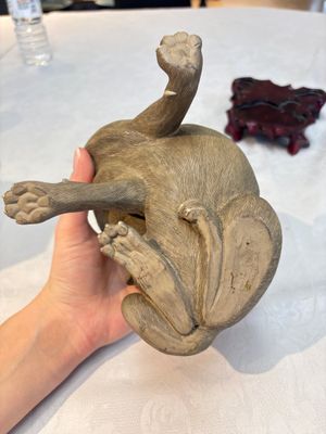 A Chinese Shiwan stoneware cat on a wooden stand, 20th C. — 照片 7